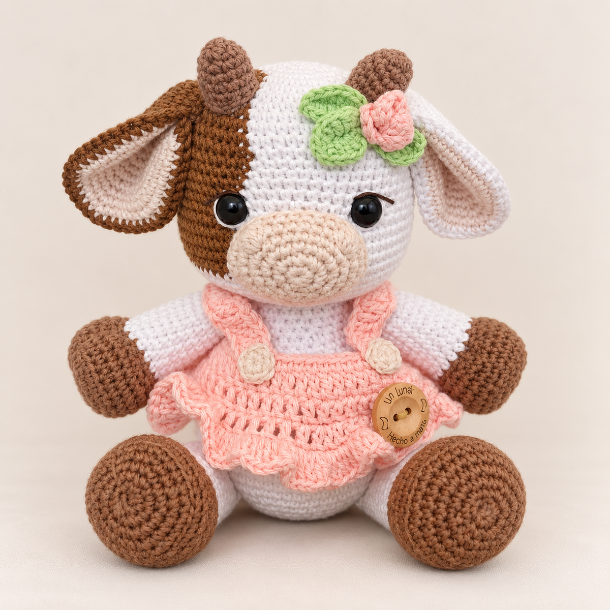Muñeco de apego con forma de vaquita y tutú.