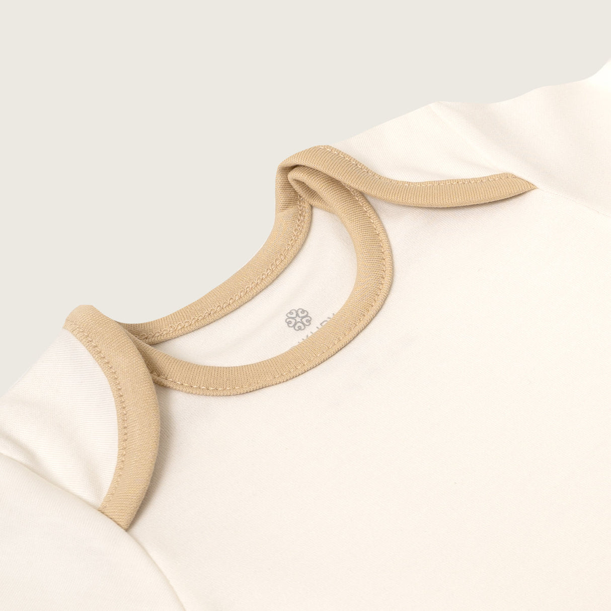 AJUA2RNTT Ajuar Orgánico collareta Beige 6 piezas S/. 319 Ajuar orgánico Ajuares Rikury Rikury