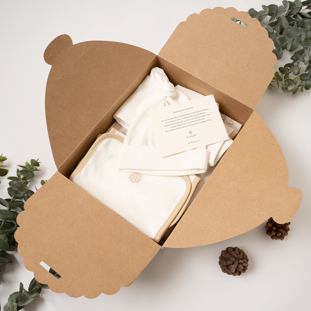 AJUA2RNTT Ajuar Orgánico collareta Beige 6 piezas S/. 319 Ajuar orgánico Ajuares Rikury Rikury