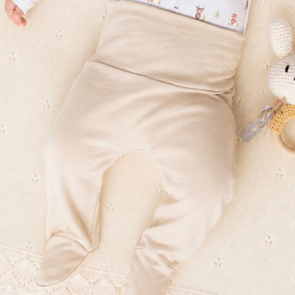 Bebé usando pantalón pretina ancha color avena– se aprecia comodidad y amplitud de la pretina | Rikury