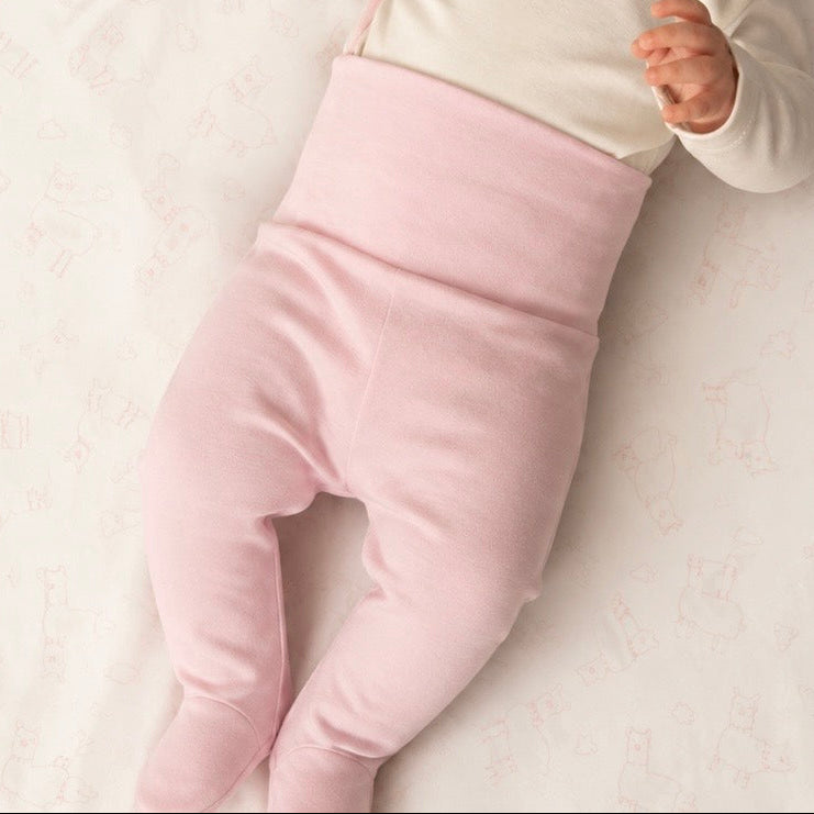bebé acostada con pantalón rosa puesto: Bebé usando pantalón pretina ancha rosa – pancita cómoda sin presión, algodón Pima | Rikury