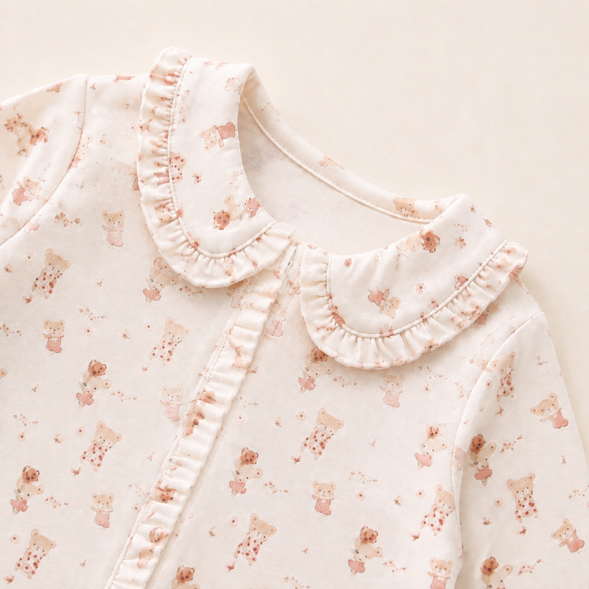 Detalle cuello Detalle cuello volante doble Enterizo Ratoncitas bebé — estampado ratoncitas algodón Pima suave | Rikury Baby