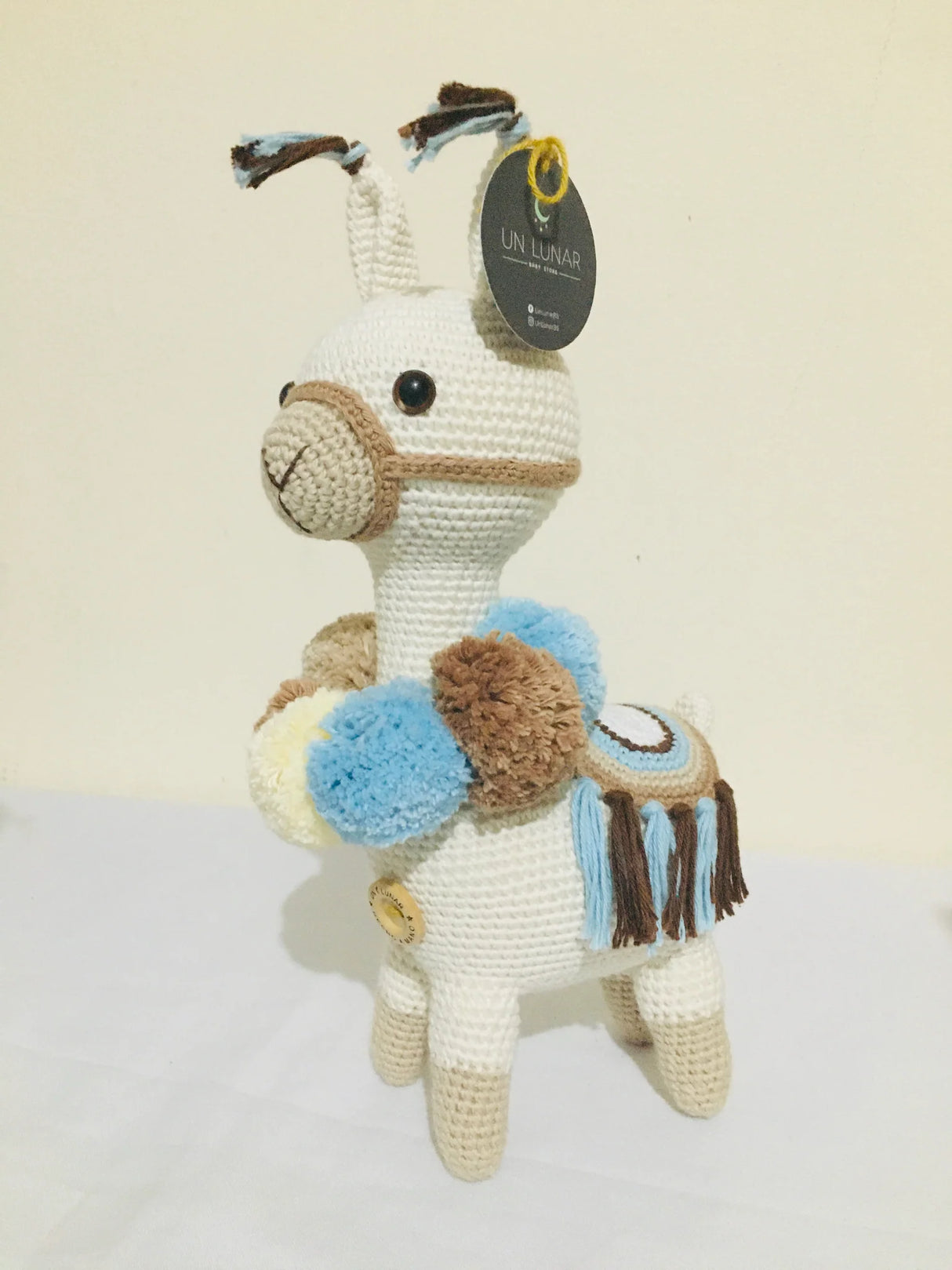 Llamita de apego pompones celeste