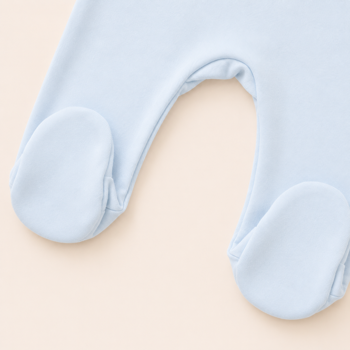 Detalle pies pantalón bebé celeste pretina ancha — algodón Pima suave | Rikury Baby