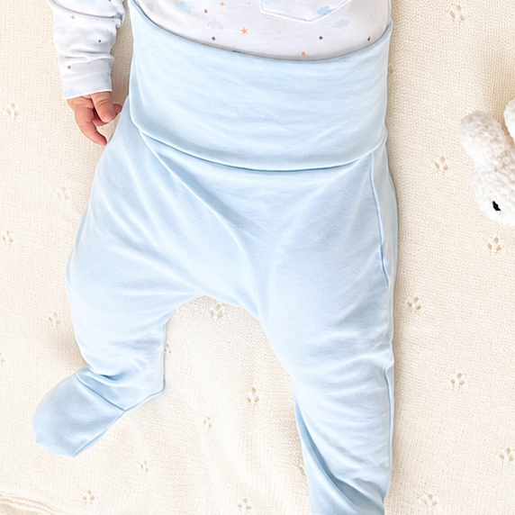 Detalle pantalón color celeste de pretina ancha bebé – se aprecia el ancho de la pretina | Rikury