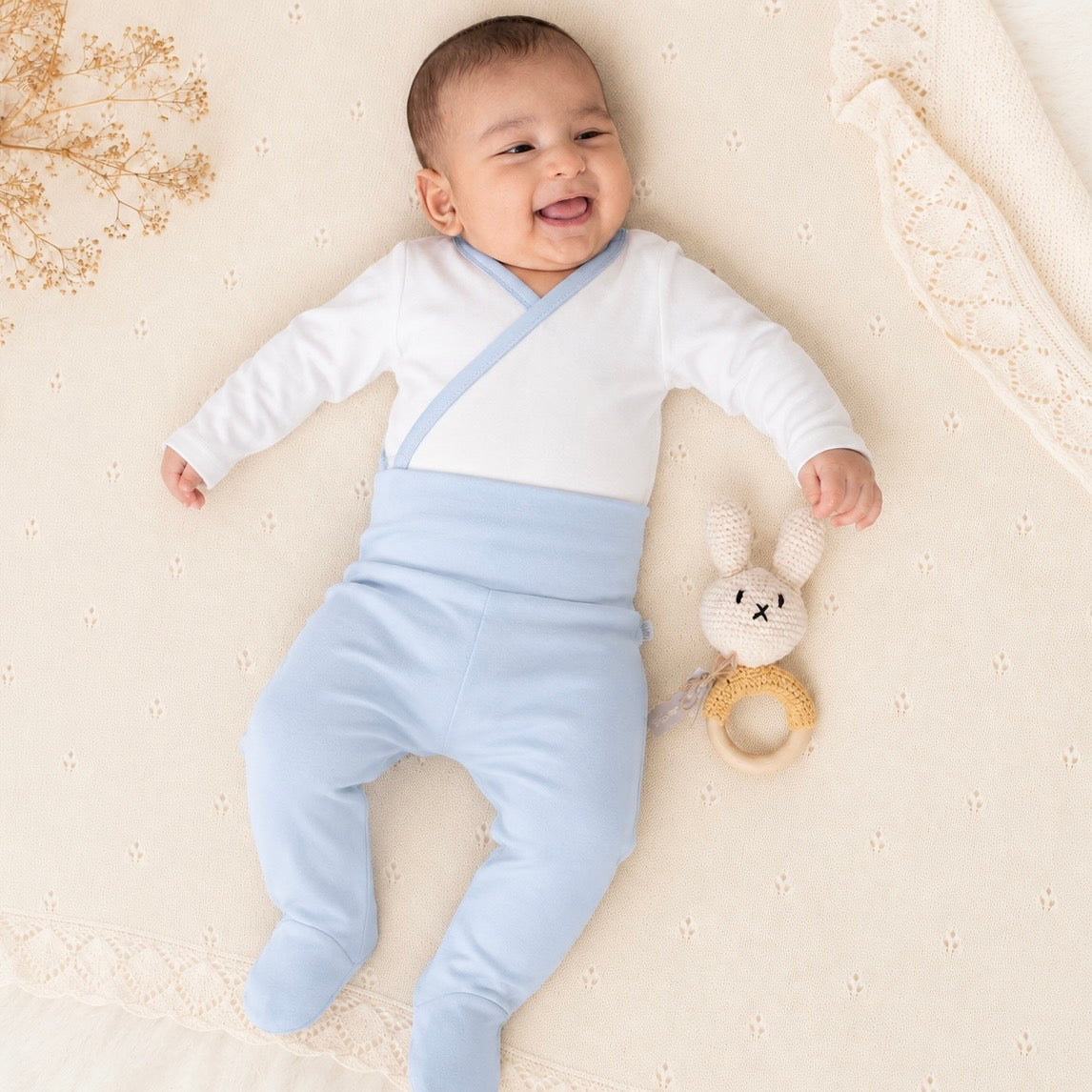Set esencial bebé celeste — body cruzado kimono y pantalón pretina ancha algodón Pima | Rikury Baby