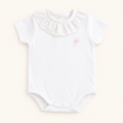Body broderie blanco algodón Pima para bebé niña – vista frontal completa, Rikury