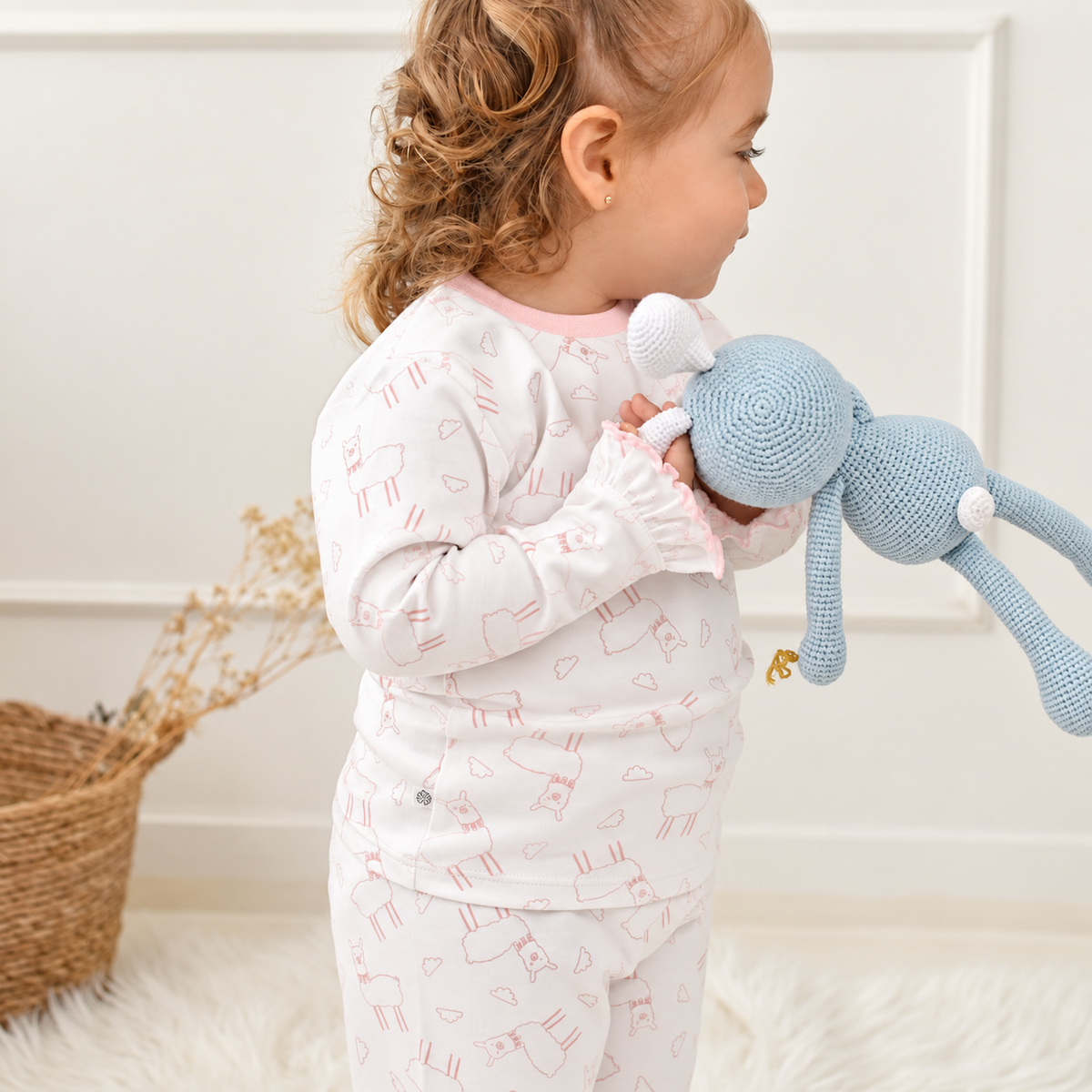 Niña usando el pijama Llamita Rosa, vista lateral — Rikury Llamit