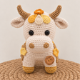 Torito de Pucará beige hecho a mano, pieza decorativa para el cuarto del bebé.