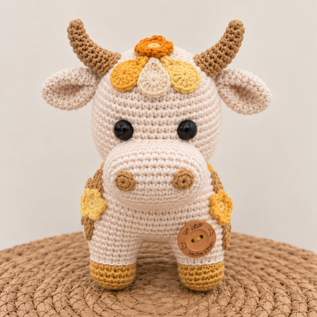 Torito de Pucará beige hecho a mano, pieza decorativa para el cuarto del bebé.