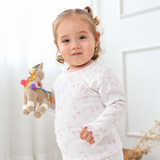
Niña usando el pijama Llamita Rosa, otra vista frontal — Rikury