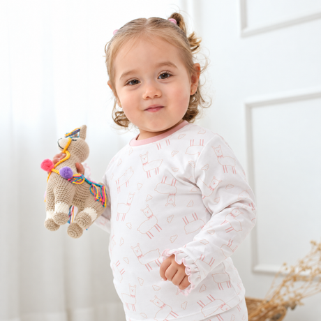 
Niña usando el pijama Llamita Rosa, otra vista frontal — Rikury