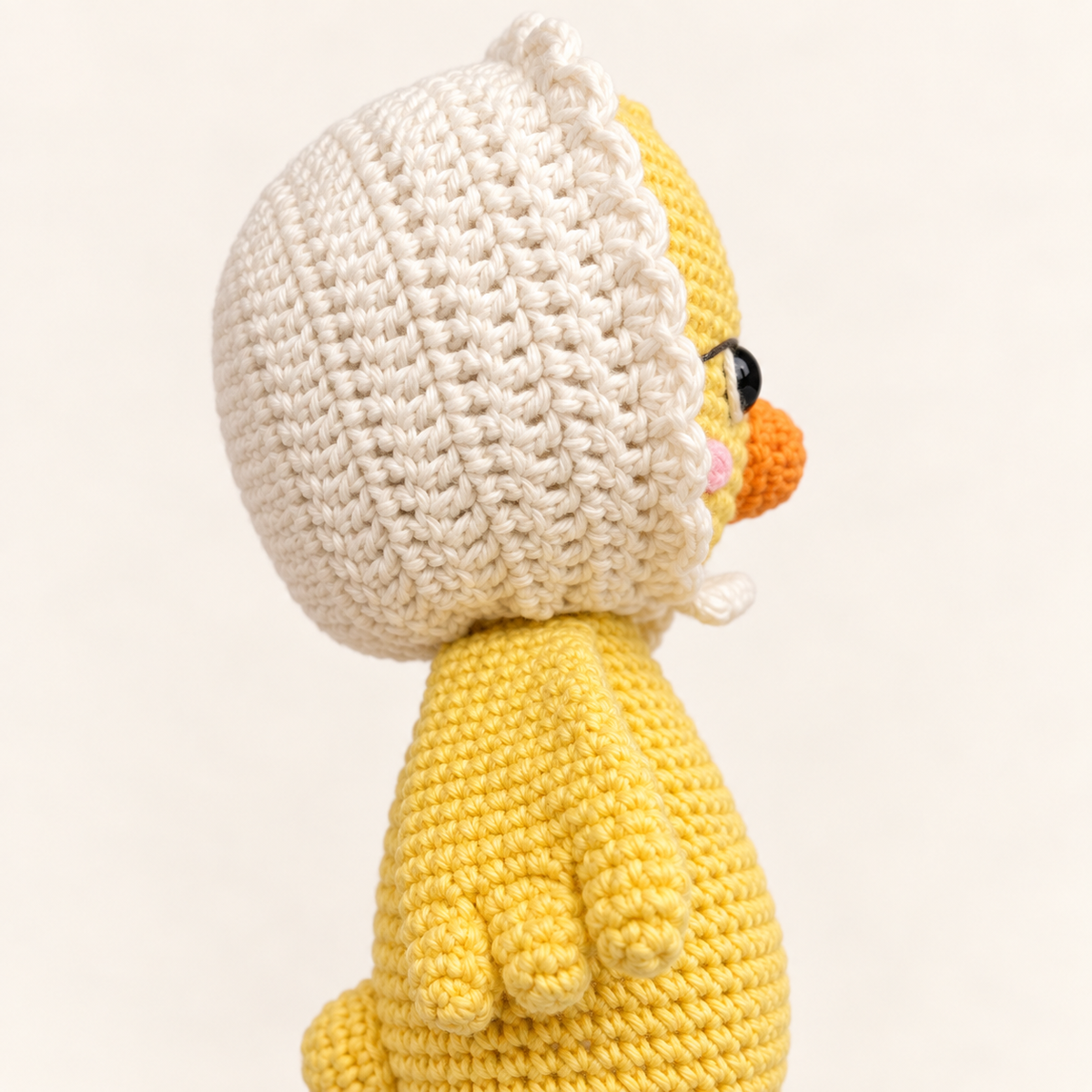 Detalle de la capota del pollito de apego tejido a mano.