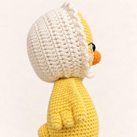 Detalle de la capota del pollito de apego tejido a mano.