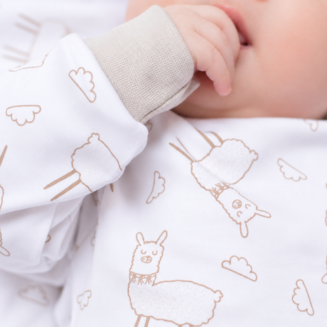 Detalle manga con puño gris Pijama Llamita Gris bebé — algodón Pima Rikury