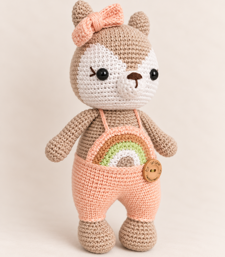 Ardilla de apego tejida a mano, vista ligeramente de costado.