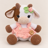 Muñeco de apego con forma de vaquita y tutú.