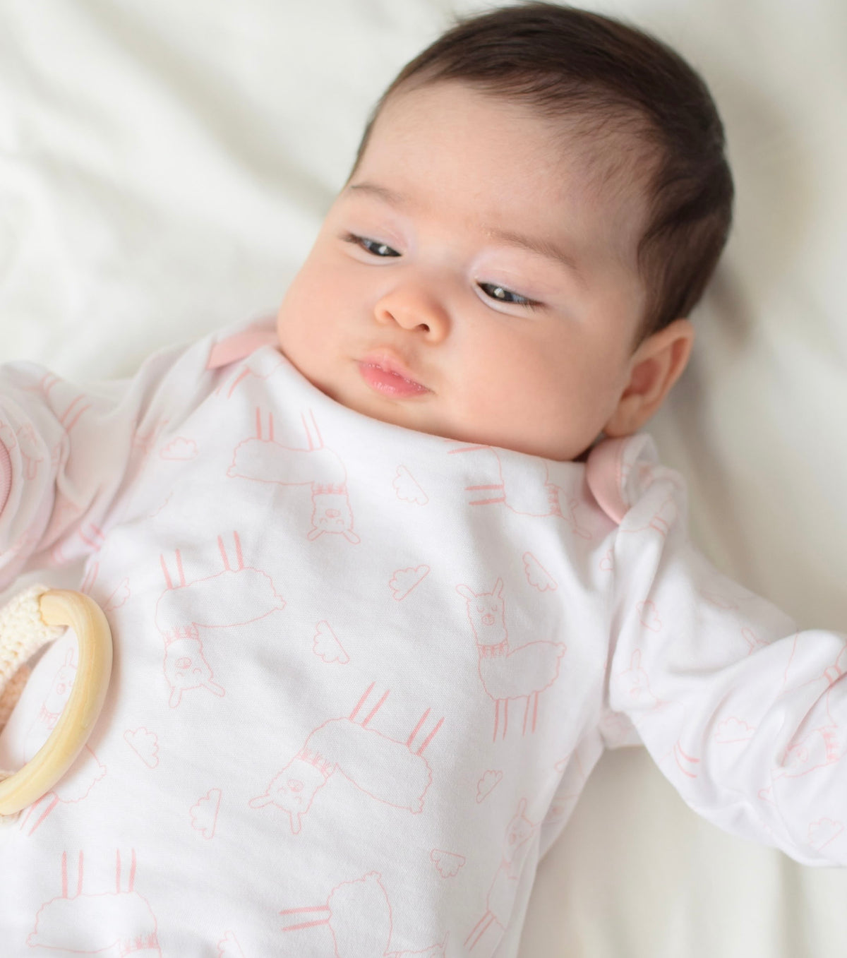 Primer plano bebé recién nacida con Pijama Llamita Rosa algodón Pima peruano | Rikury Baby