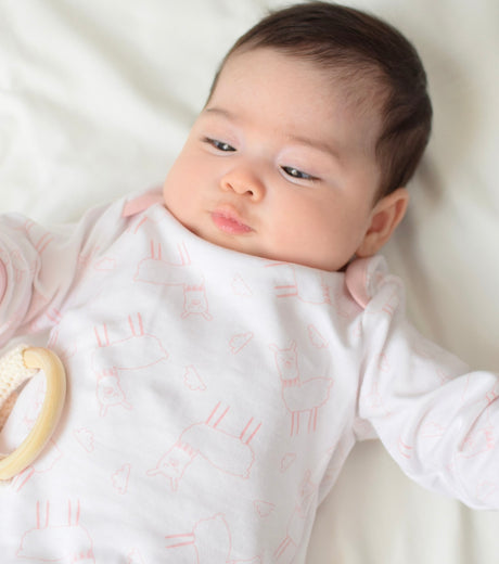 Primer plano bebé recién nacida con Pijama Llamita Rosa algodón Pima peruano | Rikury Baby