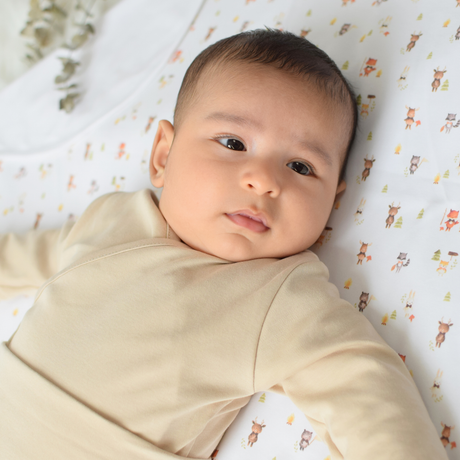 Bebé usando set body kimono + pantalón pretina ancha avena – cómodo y suave todo el día | Rikury