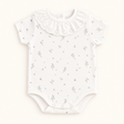 Body broderie floral azul algodón Pima para bebé niña – vista frontal completa, Rikury