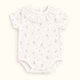 Body broderie floral azul algodón Pima para bebé niña – vista frontal completa, Rikury