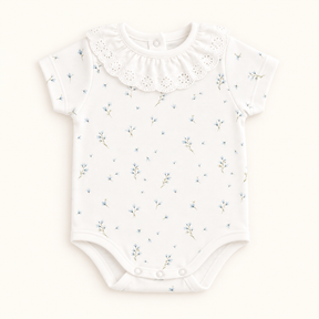Body broderie floral azul algodón Pima para bebé niña – vista frontal completa, Rikury