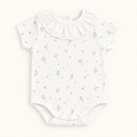 Body broderie floral azul algodón Pima para bebé niña – vista frontal completa, Rikury