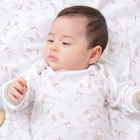 Primer plano bebé recién nacido con Pijama Llamita Gris — algodón Pima peruano suave piel sensible | Rikury