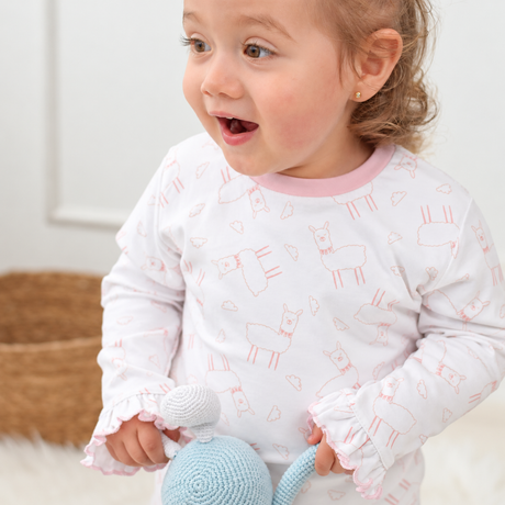 Detalle del pijama Llamita Rosa puesto en niña — Rikury