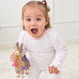 Niña usando el pijama Llamita Rosa, vista frontal — Rikury