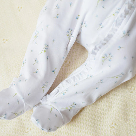 Detalle pies con volante y cierre abierto Detalle pies integrados y cierre Enterizo Floral bebé niña — estampado floral algodón Pima | Rikury Baby