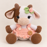 Muñeco de apego con forma de vaquita y tutú.