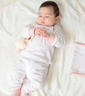"Bebé con pijama llamita rosa de algodón pima, manga larga, color blanco con detalles rosados"