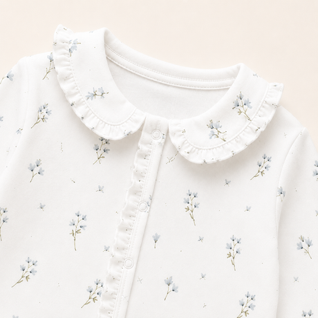 Detalle cuello volante con estampado floral Detalle cuello volante doble Enterizo Floral bebé — estampado floral azul algodón Pima peruano | Rikury Baby
