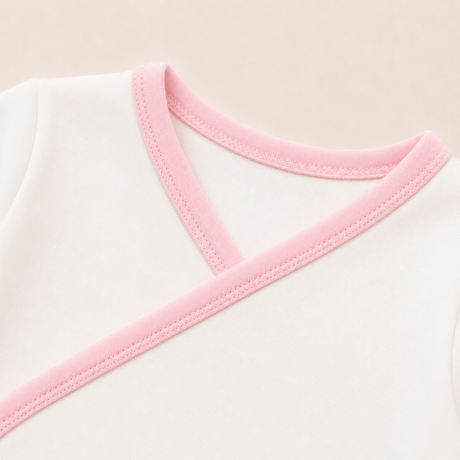 Detalle cuello collareta body bebé ivory — algodón Pima suave piel sensible | Rikury Baby