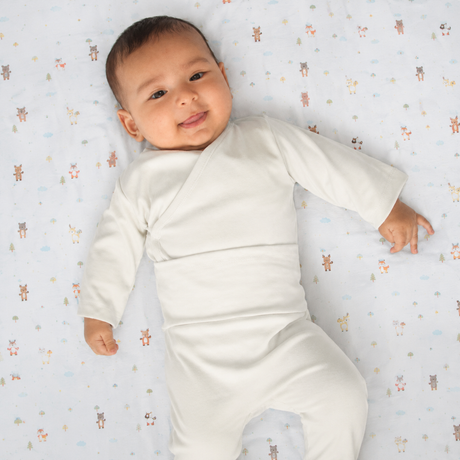 Bebé recién nacido usando set esencial body kimono + pantalón pretina ancha ivory – algodón Pima suave | Rikury